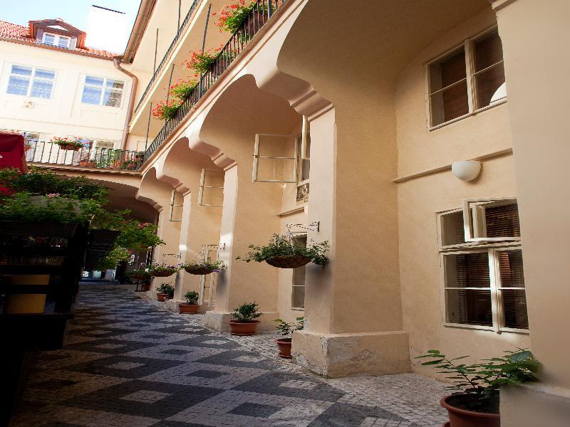 Little Town Budget Hotel Prague Exterior photo