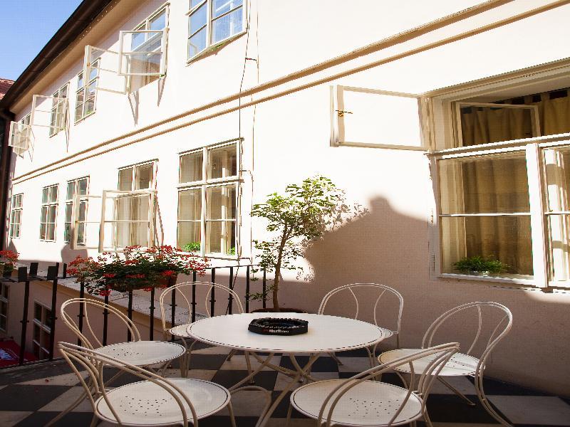 Little Town Budget Hotel Prague Exterior photo